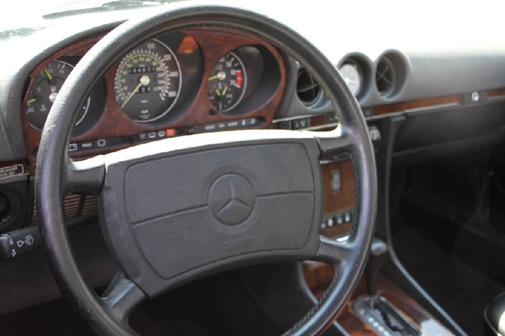 Detail b: Mercedes-Benz 560 SL R107, Fahrgestellnummer: WDBBA48D1HA066971, BJ 1987, Laufleistung ca. 94.681 miles abgelesen, H-zulassungsfähig, 170kW/ 231 PS, ...