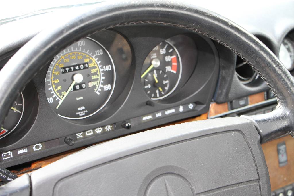 Detail c: Mercedes-Benz 560 SL R107, Fahrgestellnummer: WDBBA48D8HA058768, BJ 1987, Laufleistung ca. 77.401 miles abgelesen, H-zulassungsfähig, 170kW/ 231 PS, ...