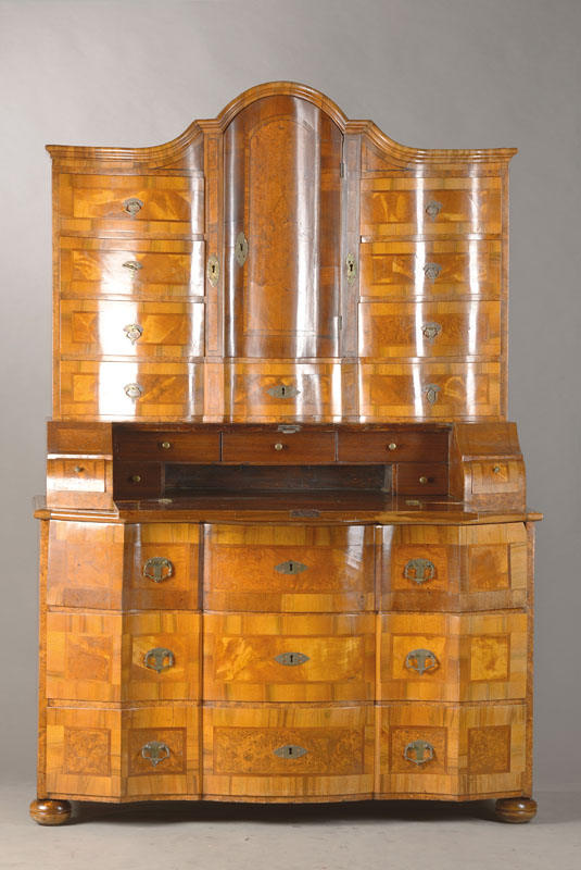 Tabernakelsekretär, süddeutsch, wohl Österreich, um 1750/60, Nussbaumfurnier, z.T. neu furniert, Kommodenteil 3-schübig, 3- fach geschweift u. ...
