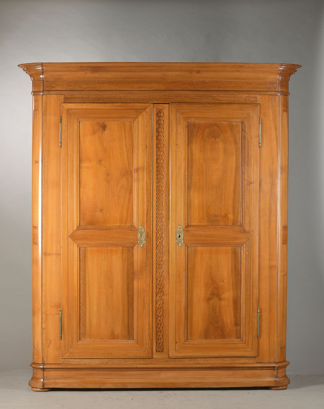 Louis-Seize-Schrank, südwestdeutsch, Pfalz, um 1790/1800, Nussbaum massiv, auf Rahmen gearbeitet, 8-Kassetter, Ecken abgerundet, Giebel mit ...