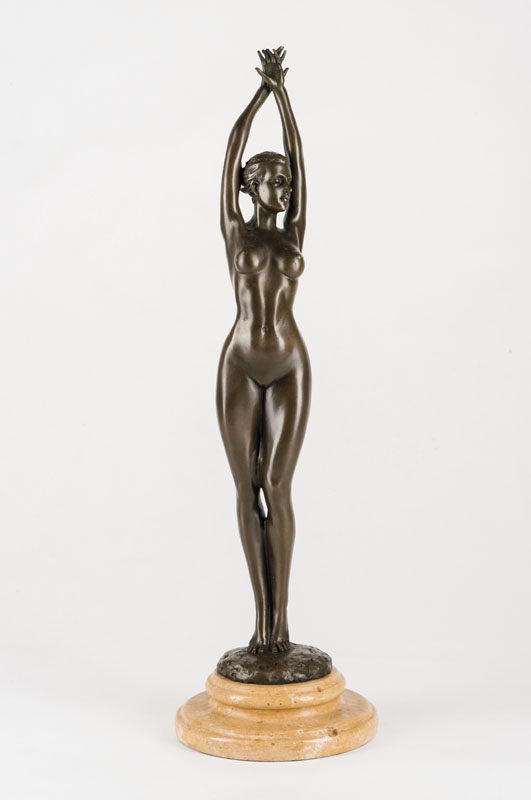 Ray Mondo, Bildhauer 20Jh., stehender weiblicher Akt, Bronzeskulptur auf Marmorsockel, sign., H. 42 cm