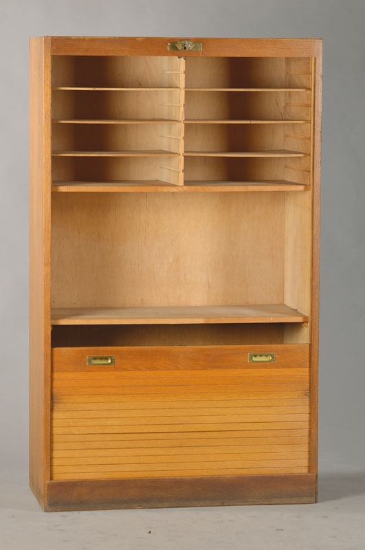 Rollschrank, deutsch, um 1910, Eiche massiv, stiltypisch schlichte Formgebung, eingelassene Messinggriffe, 1 Rolltüre, ca. 136x80x37 cm