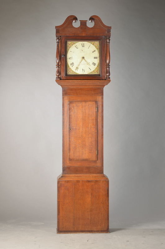 Standuhr, England, um 1820/30,, helles Eichengehäuse, Sockel mit Spannungsrissen, Verzierung zwischen Sprenggiebel und Türglas fehlen, untere ...