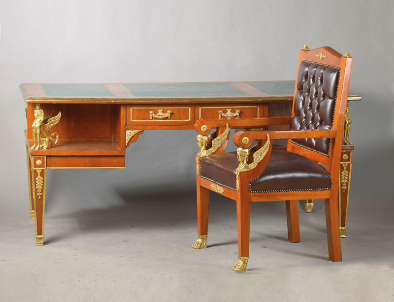 Prunkvolles Bureau-plat, nach franz. Vorbild von 1770, Ausführung wohl Spanien, 70er Jahr e, mit Armlehnsessel, Mahagoni, Flacher Schreibtisch mit 2 ...