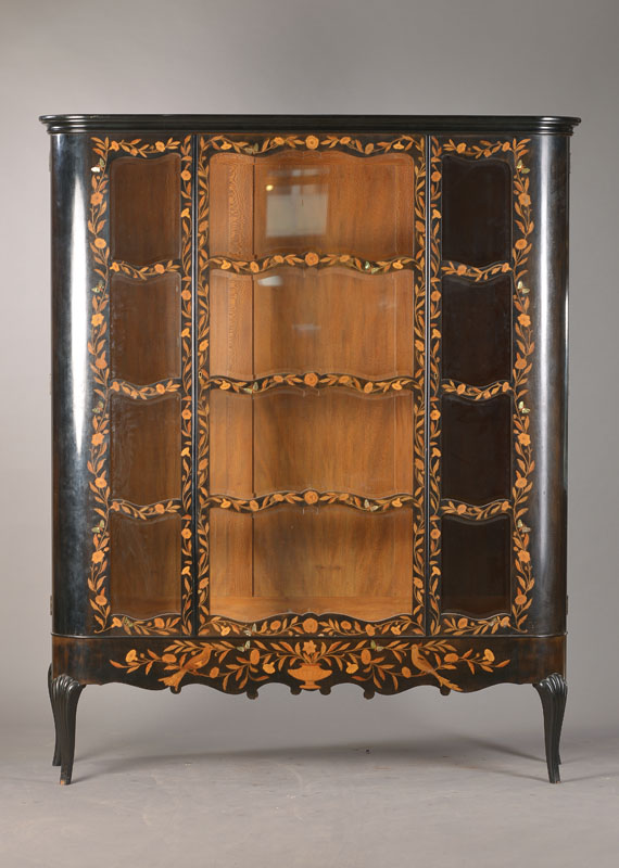 Detail a: Damen-Salongruppe, um 1910/20, Vitrine mit Salontisch u. 2 Stühlen, geschwärzte Lackmöbel mit kontrastierenden Blumenmarketerien nach ...