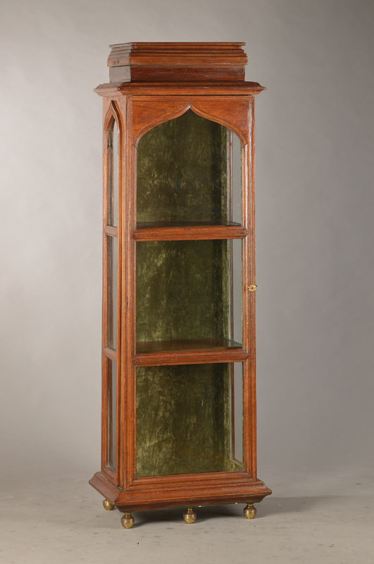 Vitrine Trumeau mit eingebautem kleinem Safe, Rußland um 1870/80, Teakholz massiv, dreiseitig verglast in provenienz typischen Spitzbogen endend, ...