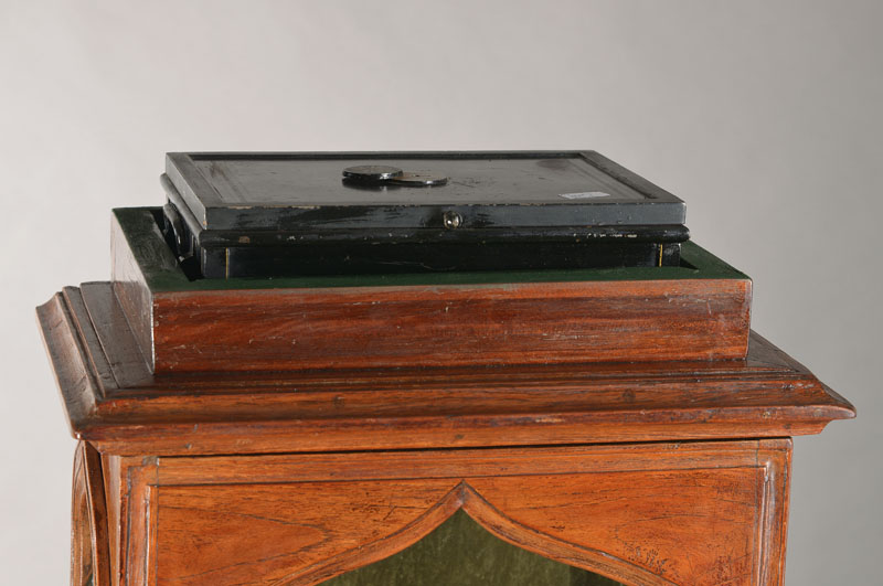 Detail a: Vitrine Trumeau mit eingebautem kleinem Safe, Rußland um 1870/80, Teakholz massiv, dreiseitig verglast in provenienz typischen Spitzbogen endend, ...