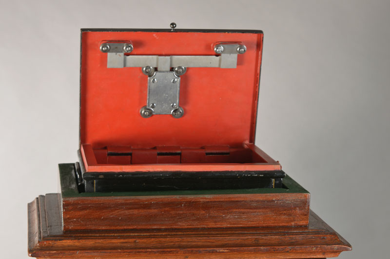 Detail b: Vitrine Trumeau mit eingebautem kleinem Safe, Rußland um 1870/80, Teakholz massiv, dreiseitig verglast in provenienz typischen Spitzbogen endend, ...