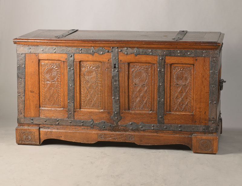 Truhe, unter Verwendung von Teilen des 18.Jh., Eiche massiv, auf Rahmen gearbeitet, Kassetten mit Rosettenschnitzerei aus der Zeit um 1770-1800, ...
