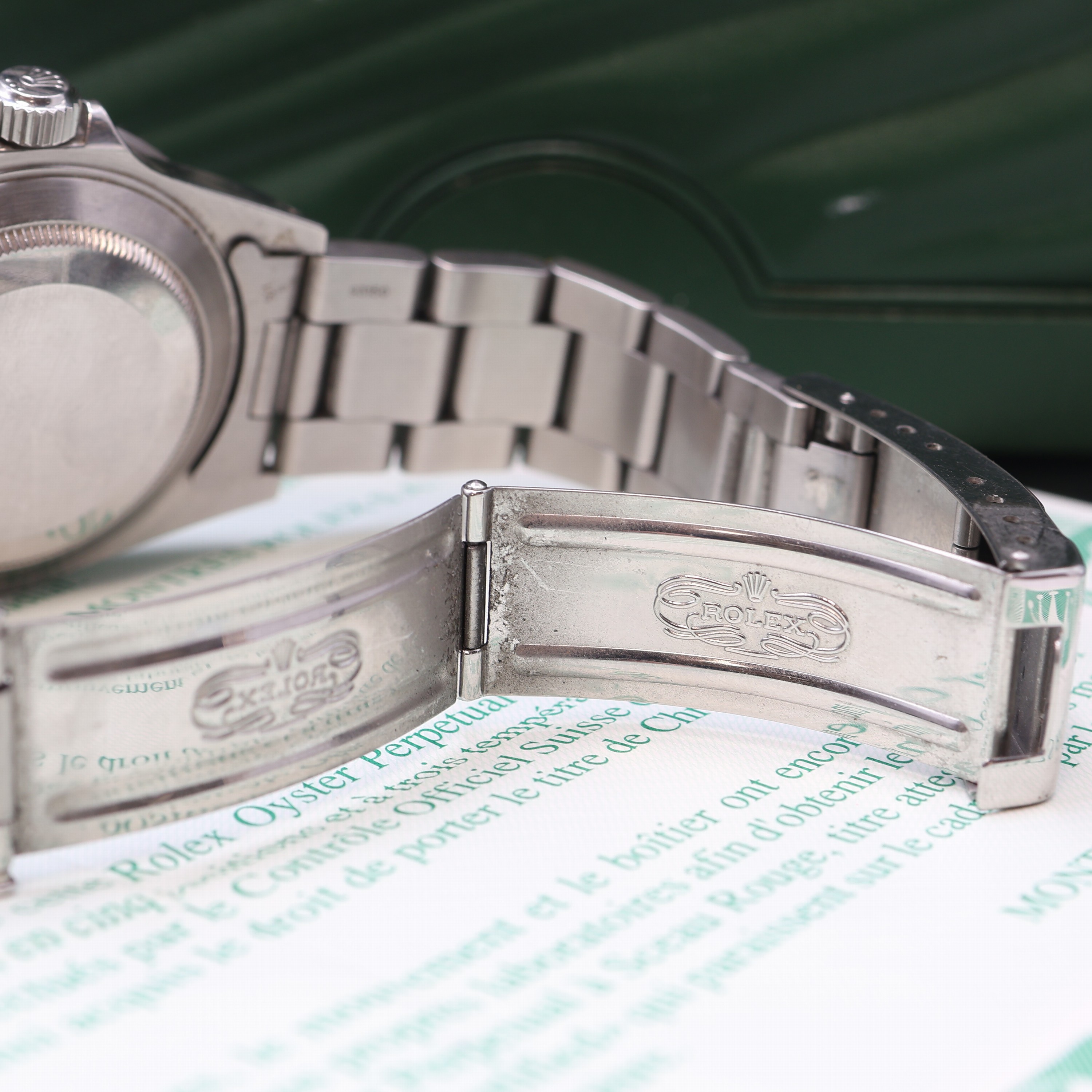Detail d: ROLEX Herrenarmbanduhr Oyster Perpetual Date Submariner Referenz 16610, Automatik, U- Serie, LC 100, Chronometer der Superlative in Edelstahl inkl. ...
