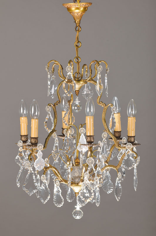Deckenlampe, Frankreich, 30er Jahre, massives Messinggestell vielfach elegant geschweift u. mit Barockpendel behangen, 6 Brennstellen, ...