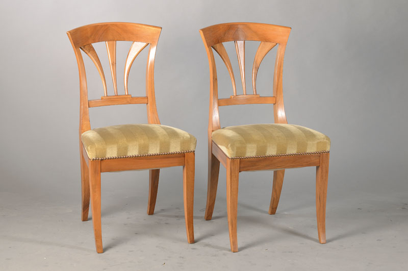 6er Satz Stühle im Biedermeier-Stil, 1.H.20.Jh., Nussbaum massiv, in sich gewölbte Lehne mit Schilfblattversproßung, beidseitig ausgestellte ...