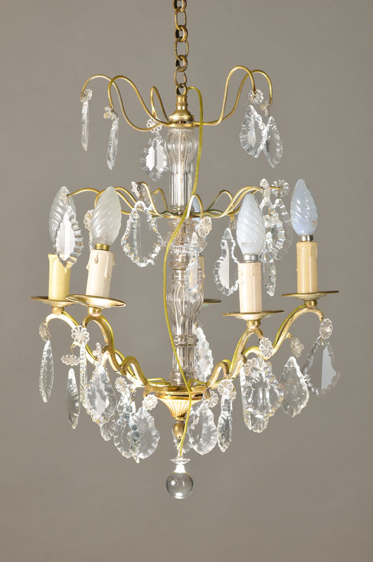 Deckenlüster, wohl Frankreich, 40er Jahre, Messinggestell mit geripptem Glasbaluster, ausgeschweifte Arme mit geschliffenem Glasbehang, 5 ...
