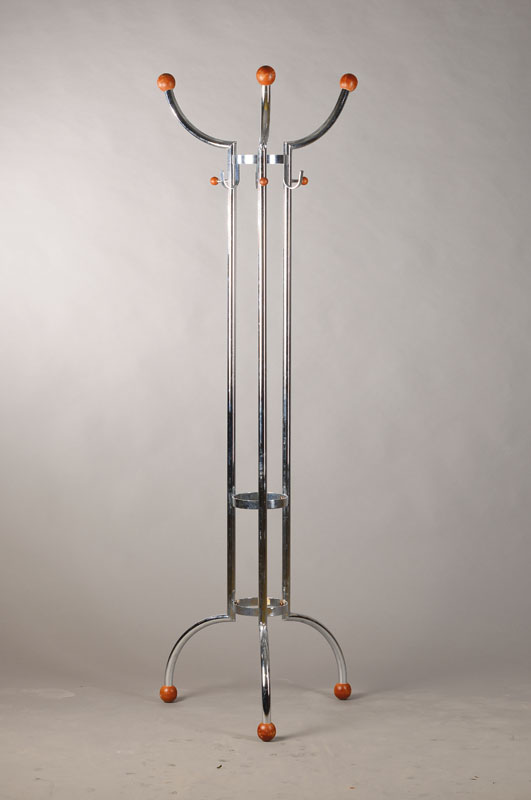 Garderobenständer, wohl Frankreich, um 1955,Aluminium verchromt mit kleinen Buchenholzknaufe, sehr dekorativ, H. ca. 182 cm