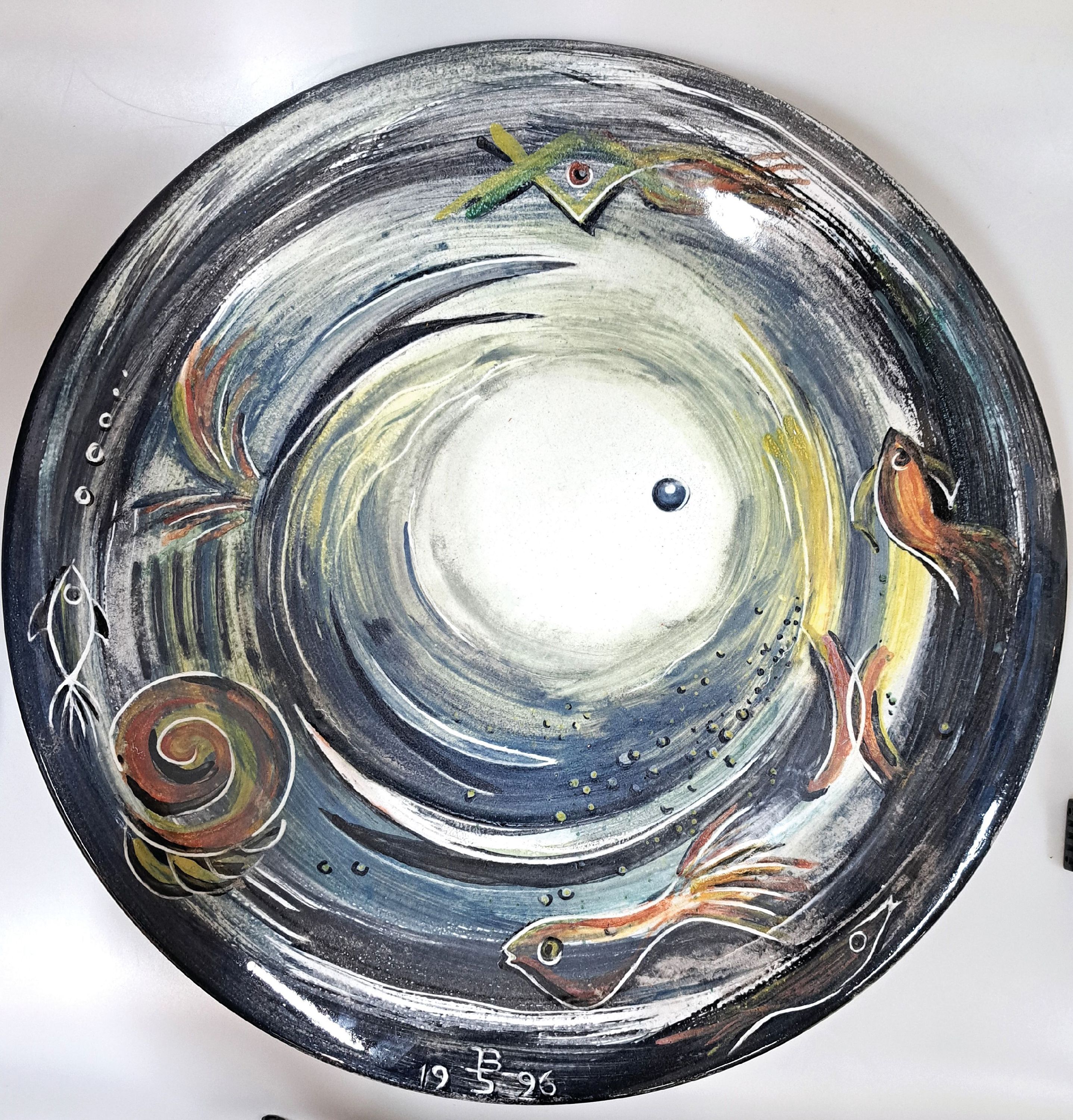 Detail k: Irmgard Böhmer-Saal, geb. 1950 Speyer, Keramikteller mit farbiger Glasur, verso gemarkt, Majolika Karlsruhe 1996, sign., Unikat 1/1, Durchmesser 48 ...