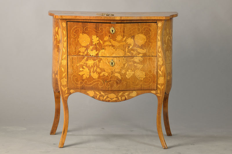 Kommode, süddeutsch, um 1850/60, Palisanderfurnier, Front, Seiten u. Platte mitAhorn-Intarsien bebildert, 2-schübig, mit Schlüssel, Alterssp., ca. ...