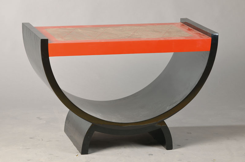 Tisch, Frankreich, um 1940-1950, Schwarzlack, Rotlack, Goldeinlagen, Tisch im reinen Art-deco Stil, l. Altersspuren, ca. 57x89x47.5 cm