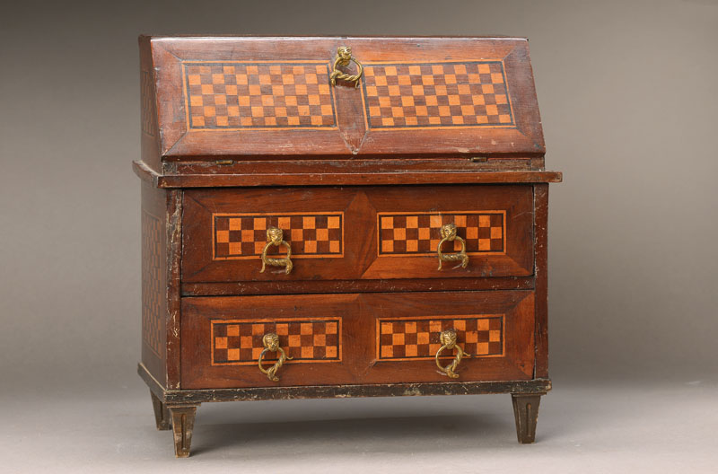Miniatursekretär, süddeutsch / Baden, um 1770/80, Nussbaumfurnier auf Weichholzkorpus, Schachbrett-Marketerie in Pflaume u. Ahorn, alte Ringe, ...