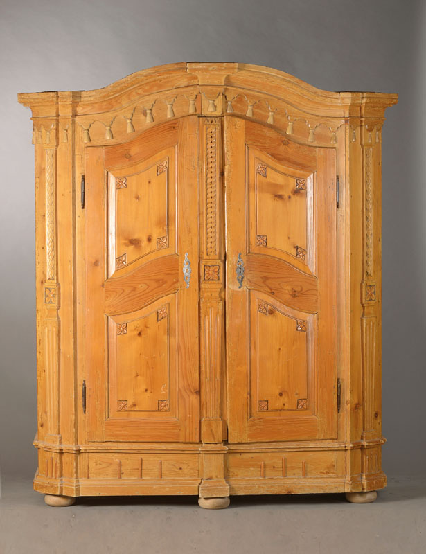 Bodenseeschrank, 1.H.19.Jh., Weichholz, wohlursp. farbig gefaßt, 2-türig, stiltypische Louis-Seize-Ornamentik: Palmetten, Münzfries, Kreuzblume, ...