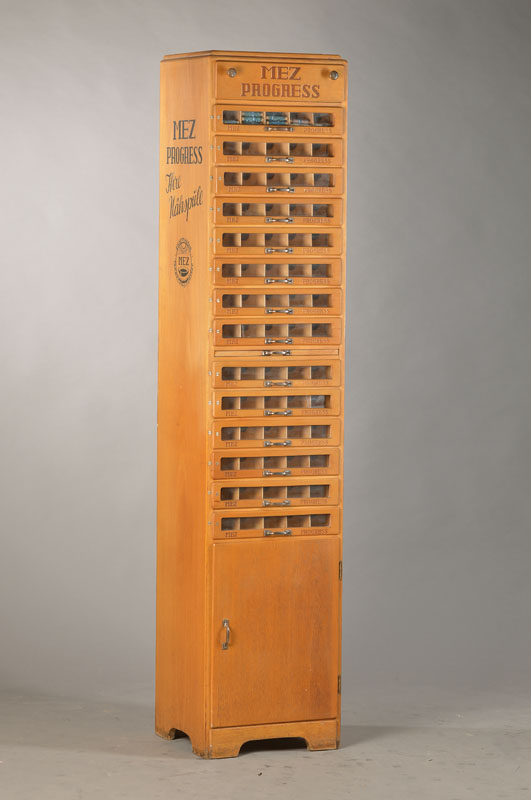 Schubladen-Schränkchen "MEZ-Progress" für Nähutensilien, deutsch, um 1955, Buche massiv, 14-schübig, 1 Türe unten, 1 Ausziehplatte, ...