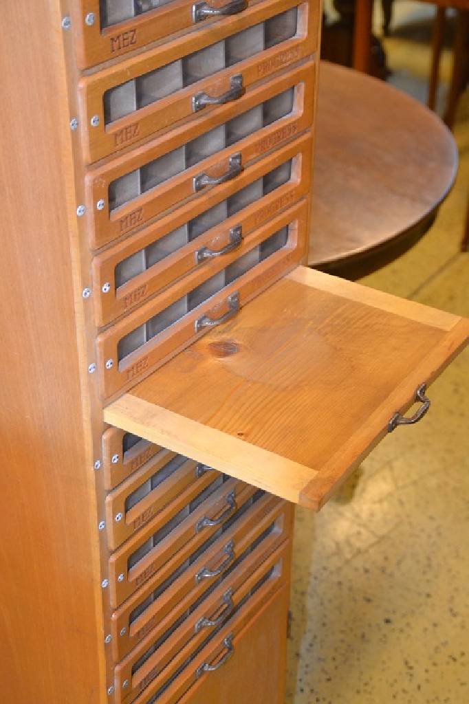 Detail d: Schubladen-Schränkchen "MEZ-Progress" für Nähutensilien, deutsch, um 1955, Buche massiv, 14-schübig, 1 Türe unten, 1 Ausziehplatte, ...