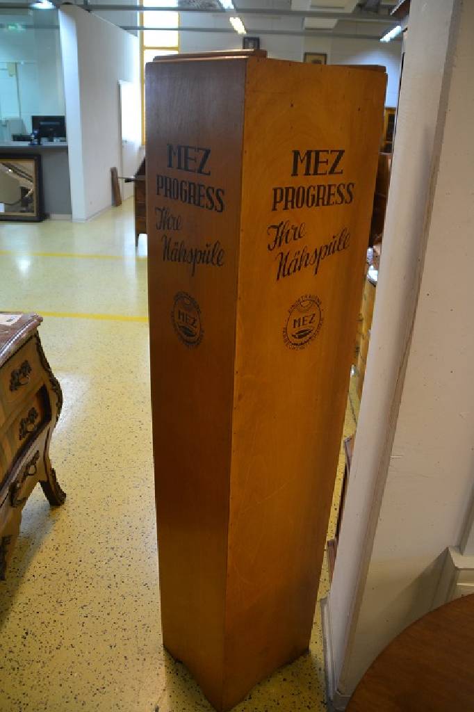Detail e: Schubladen-Schränkchen "MEZ-Progress" für Nähutensilien, deutsch, um 1955, Buche massiv, 14-schübig, 1 Türe unten, 1 Ausziehplatte, ...