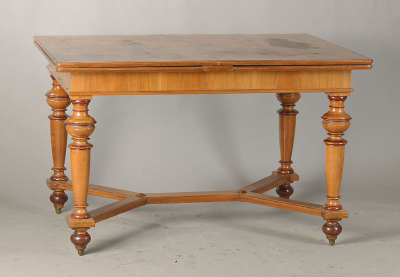 Gründerzeit-Ausziehtisch, deutsch, um 1870/80, Nussbaum massiv u. furniert, gedrechselte Beine, Zarge querfurniert, Platte mit l. Oberflächensch., ...
