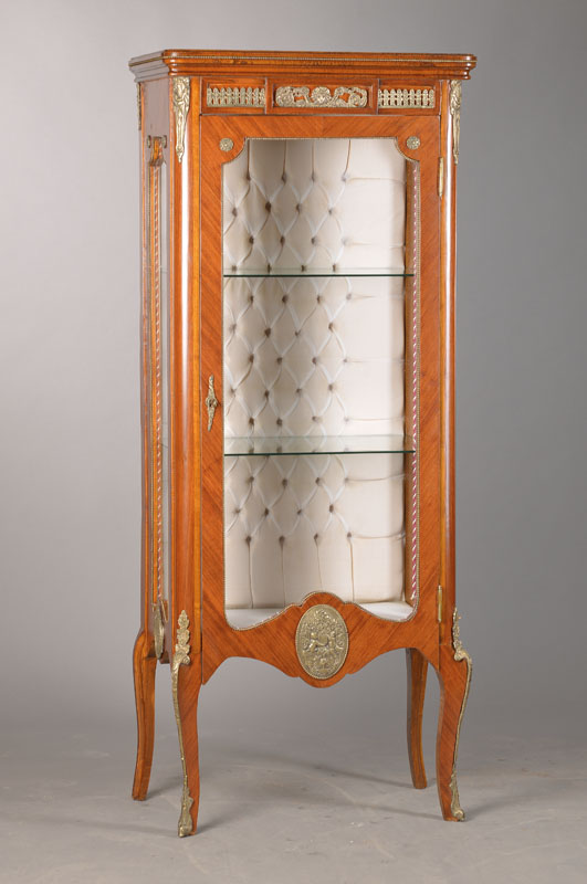 Salonvitrine, nach franz. Vorbild von 1770/80,f. 20.Jh., Rosenholzfurnier, Messingbeschläge, 3-seitig verglast, 2 Glas-Einlegeböden, 1- türig, ...
