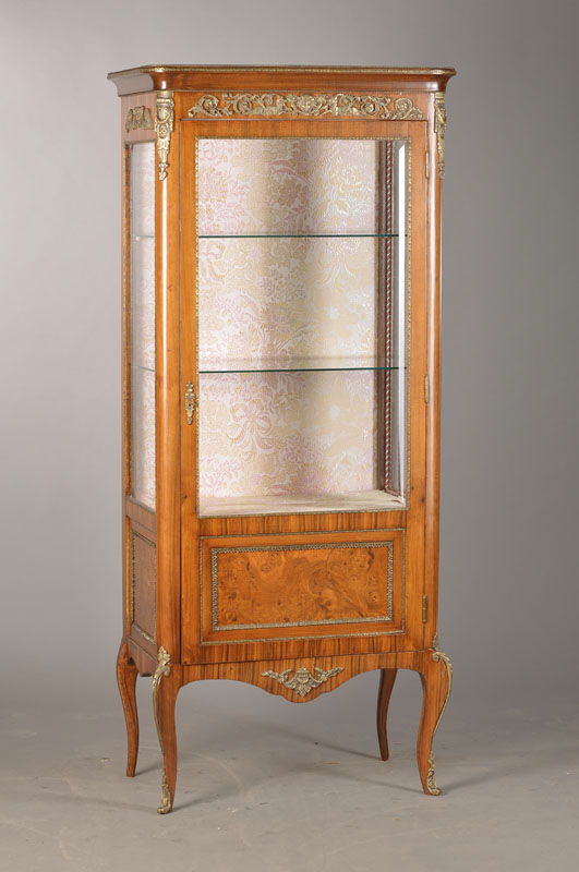 Salonvitrine, nach franz. Vorbild von 1750/60,fr. 20.Jh., Rosenholzfurnier, Messingbänder,1-türig, 2 Glaseinlegeböden, 3-seitig facettiert ...