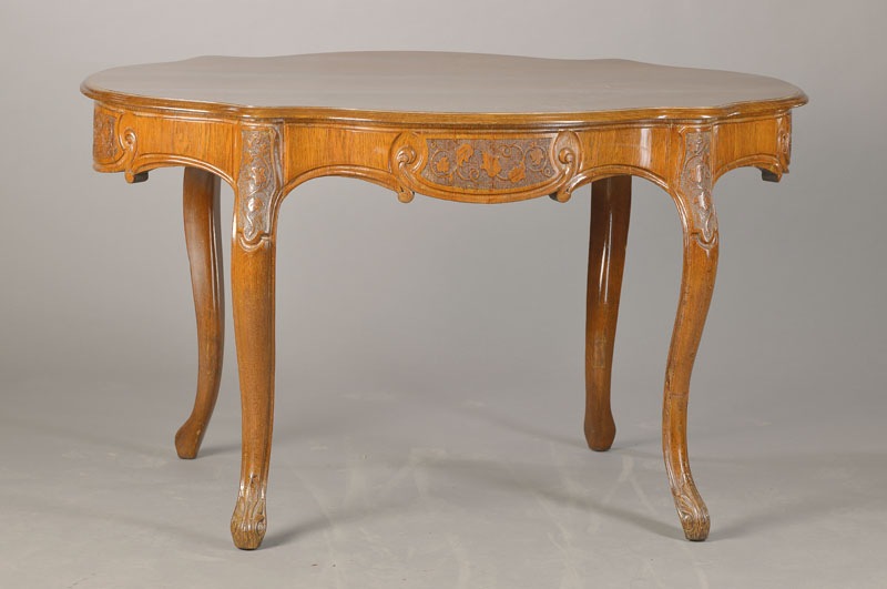 Salontisch, sog. Console de milieu, süddeutsch, um 1760/70, Platte sek., Esche massiv u. furniert, ausgeschweifte Formgebung, ca. 73x127x81 cm