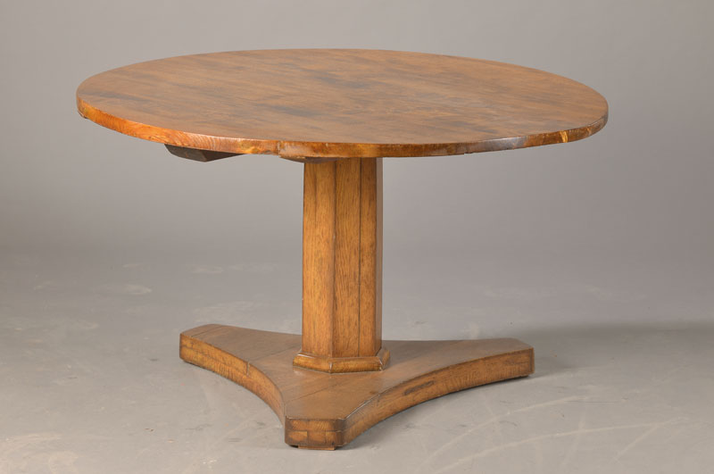 Biedermeiertisch zum Sofatisch gekürzt, frühes 19.Jh., Nussbaum, verändert, Reste alten Wurmbefalls, H. ca. 60 cm, D. ca. 100 cm