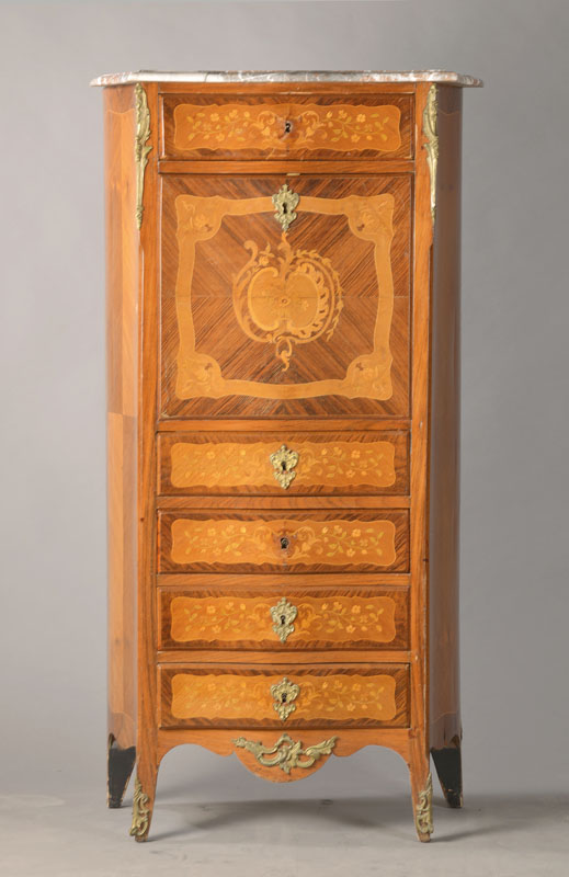 Standsekretär, wohl Frankreich, um 1900, Rosenholzfurnier z.T. auf Kreuzfuge verlegt, stiltypisch Louis-XV-Form, seitl. Frontstollen hervortretend ...