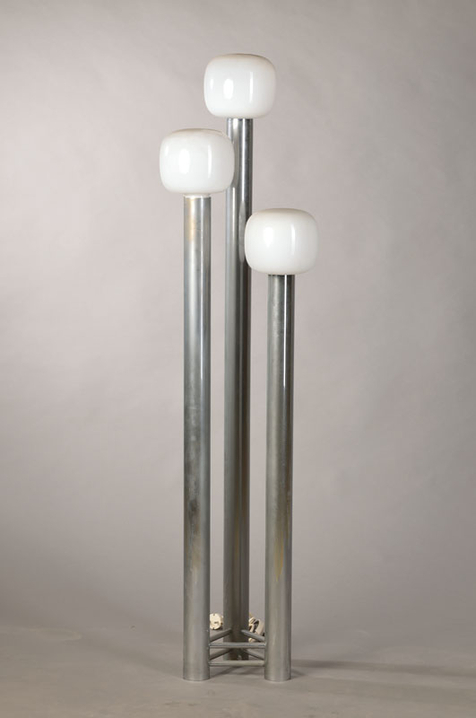 Große Stehlampe, 80er Jahre, 3 Brennstellen,Metall verchromt, geschlossene Opalglasschirme, Elektrifizierung nicht geprüft, H. ca. 136 cm
