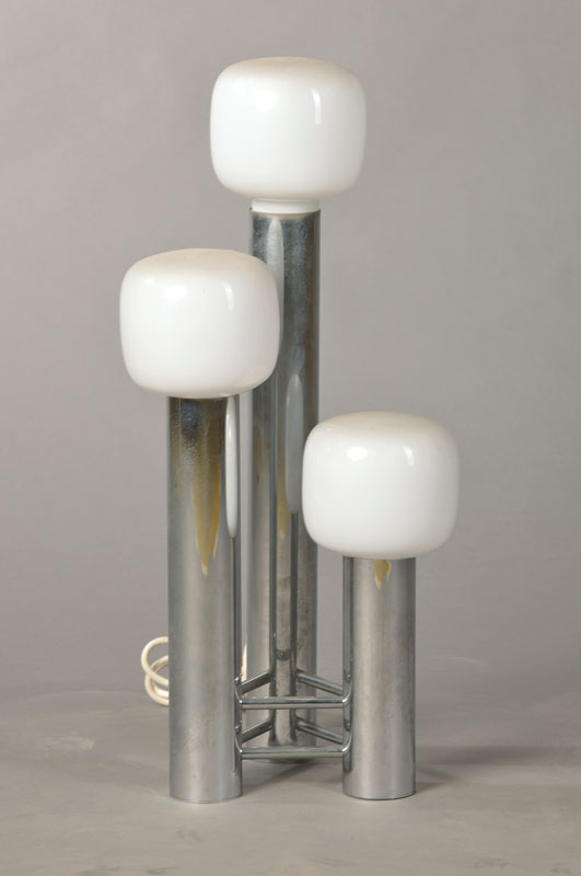 Stehlampe, 80er Jahre, 3 Brennstellen, Metall verchromt, geschlossene Opalglasschirme, Elektrifizierung nicht geprüft, H. ca. 59 cm