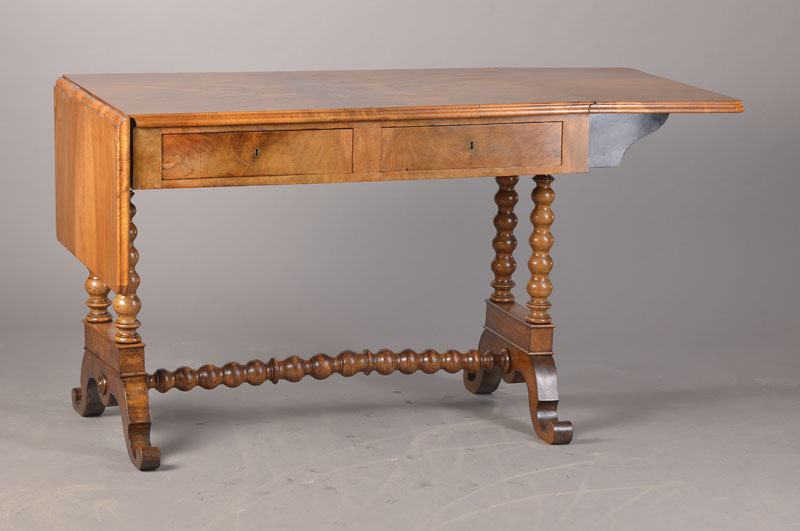 Schreibtisch mit abklappbaren Wangen, norddeutsch, um 1830, Nussbaumfurnier auf Kreuzfuge verlegt, 2-schübig, rückseitig 2 Blenderschübe, ...