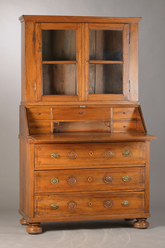 Aufsatzsekretär á trois corps, süd-südwestdeutsch, Louis-Seize, um 1780/90, Nussbaum auf Weichholzkorpus, 3-schübige Kommode u. Schrägklappe ...