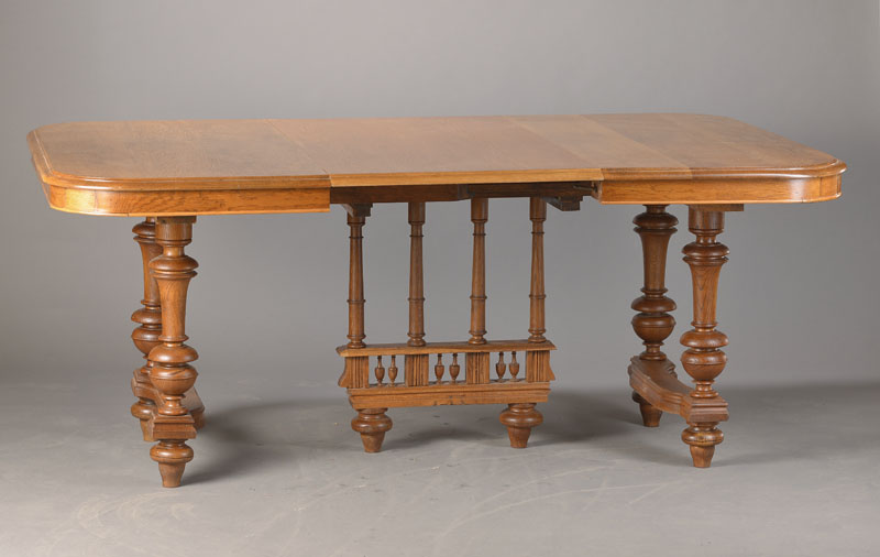Großer Ausziehtisch, Historiusmus, deutsch, um 1870/80, Helle massive Eiche, mit Einlegebrett, Restauriert, wohnfertig´,dazu 6 Armlehnstühle, ...
