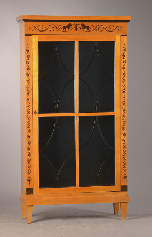 Vitrine bzw. Bücherschrank, im Biedermeierstil, süddeutsch, um 1900, Kirschbaumfurnier, geschwärzte u. symmetrisch zulaufende Arabesken-Einlagen ...