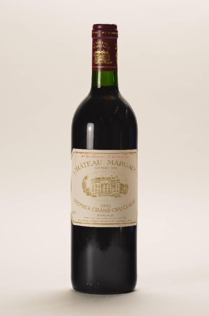 2 Flaschen 1992 Chateau Margaux, Margaux, Premier Grand Cru Classe, 12,5 % Vol. je ca. 75 cl, Füllstände: je ca. into neck, unverkostet, selten im ...