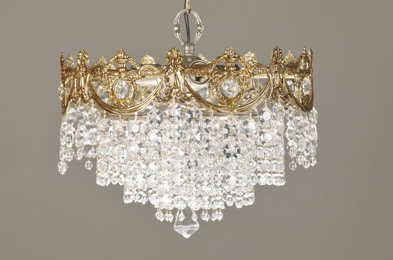 Kompakter Prismenleuchter, 30er Jahre, geprägtes u. durchbrochenes Weissbrone-Rondell im Druchbruch mit reicher floraler Ornamentik, 4-stufiger ...