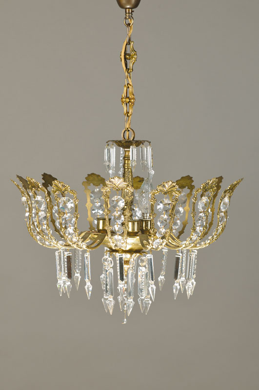 Ausgefallene Deckenlampe, um 1935, Halbrund u. gebogter Messingkorpus mit Blattwerkstruktur u. Prismen nebst Kristallzapfen im Mehrkantschliff, ...