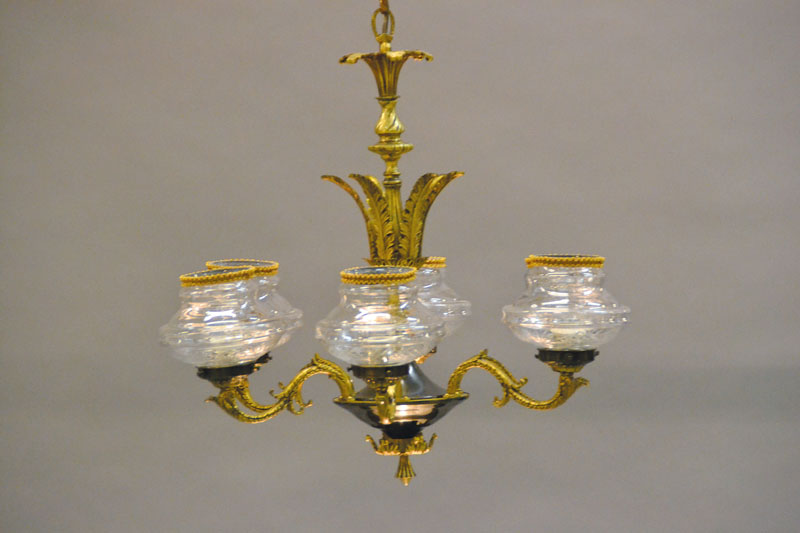 Spanische Deckenlampe, 30er Jahre Messinggestänge, 6 Ausleger jeweils mit üppigen Klarglasschirmen, Mittelkorpus mit Akanthusblattverzierung, 6 ...