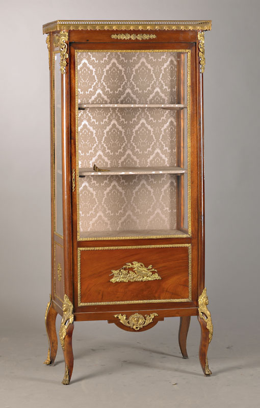 Vitrine im Transition-Stil, 1.H.20.Jh., Mahagonifurnier, 3-seitig verglast, klassizistischer Messingbeschlag, 1-türig, ca. 153x66x39 cm