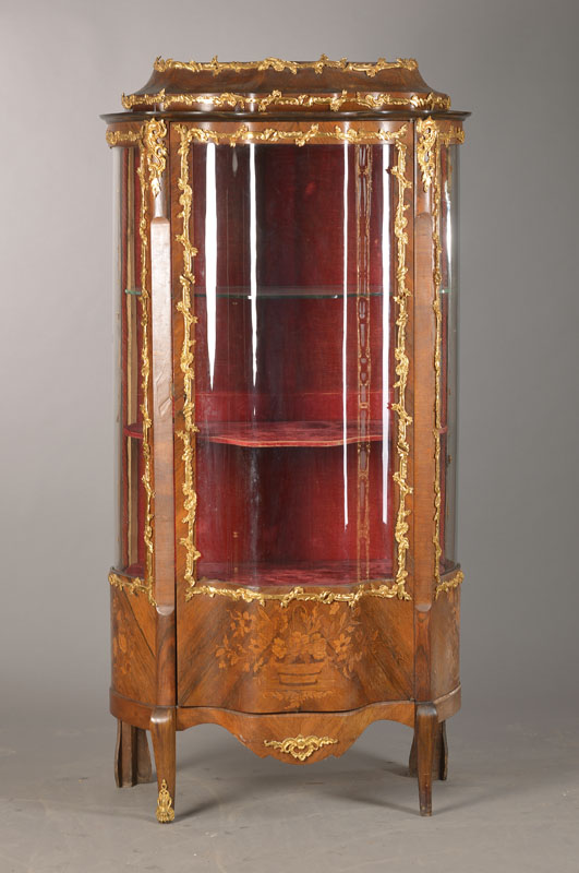 Vitrine im franz. Stil von 1880, frühes 20.Jh., Rosenholzfurnier, Gläser vielfach gewölbt, mit 3-seitiger Blumenbukett-Intarsienarbeit, sehr ...