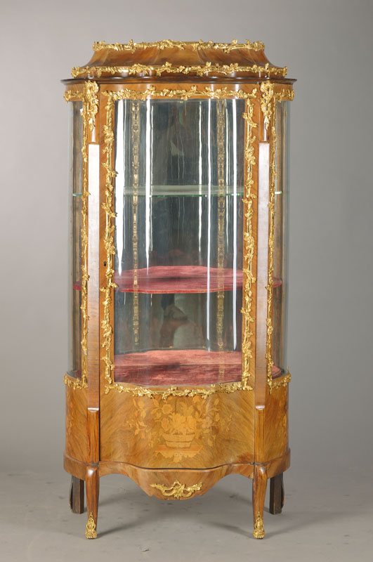 Vitrine im franz. Stil von 1880, 1.H.20.Jh., Rosenholzfurnier, Gläser vielfach gewölbt, mit Blumenbukett-Intarsien, 3-seitig verglast, sehr ...