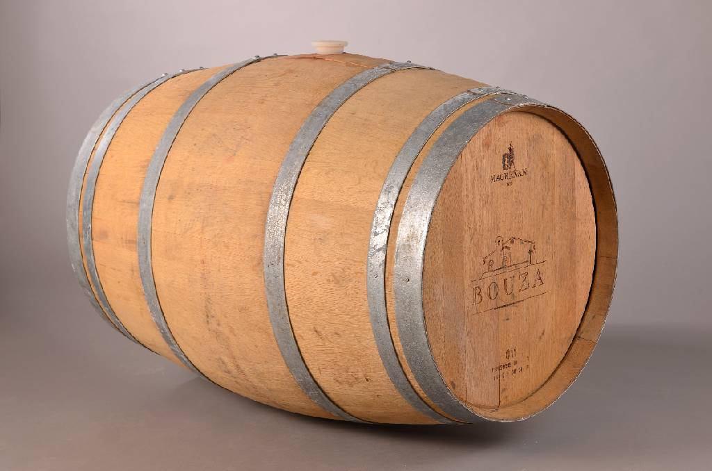 Weinfass, Uruguay, 20. Jh., Hersteller: Magrenan, gegründet 1820 vom Weingut Bouza, Eiche, Füllvolumen: ca. 225 L, aufwendiger Brand im Deckel mit ...