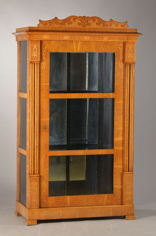 1-türige Biedermeiervitrine, Österreich, um 1840, Eschefurnier z.T. querfurniert, 3-seitig alt verglast u. versproßt, Seiten mit doppeltem ...