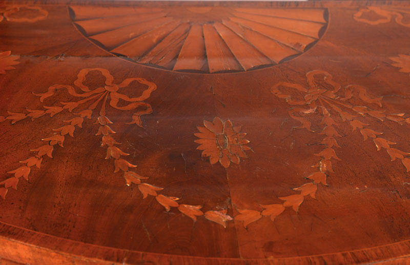 Detail a: Konsoltisch im sog. Adam-Style, wohl England, um 1780/90, Mahagoni, stittypische Einlagen in Schleifen-, Girlanden- u. Fächermotivik, Platte mit ...