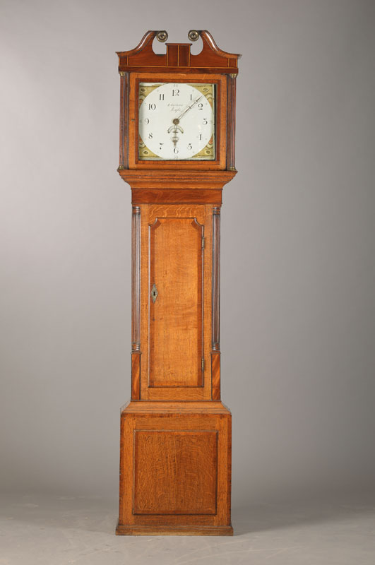 Standuhr, England um 1820, Holzgehäuse im Stil der Zeit, u.a. Eiche, profilierte Viertelsäulen, Bekrönung und Sockel z.T. abgenommen, Wurmbefall ...