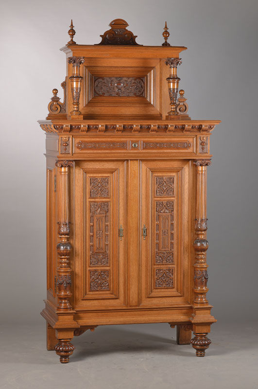 Prunkvoll gearbeitetes Aufsatzvertiko, wohl Berlin, Gründerzeit, um 1870/80, Nussbaum auf Eichekorpus, selten üppig ausgearbeitet, 2-türig u. ...